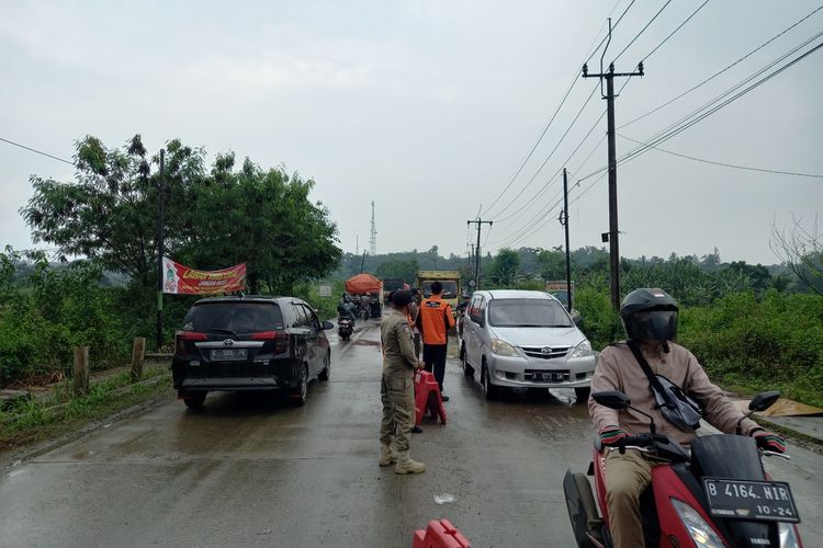 Sejumlah pengendara yang nekad mudik dipaksa untuk putar balik di pos sekat Adiyasa-Maja, Kabupaten Tangerang, Kamis (6/5/2021)