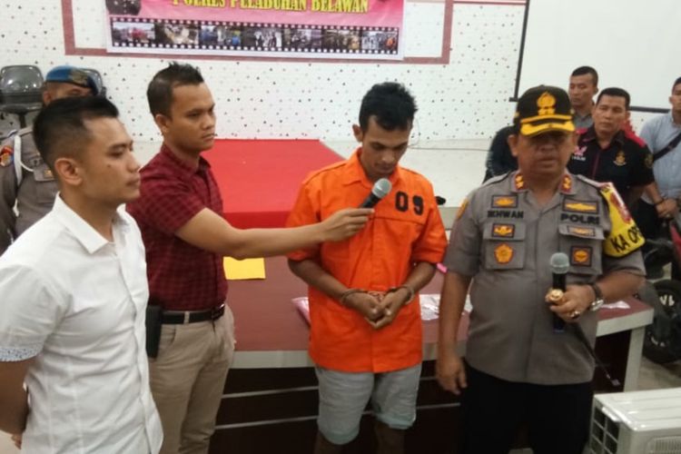 Ammar pembobol ATM saat ekspos kasus di Mapolres Pelabuhan Belawan, Selasa sore (8/10/2019). Dalam aksinya dia menggunakan modus ganjal tusuk gigi dan menguras uang korban lebih dari Rp 700 juta.