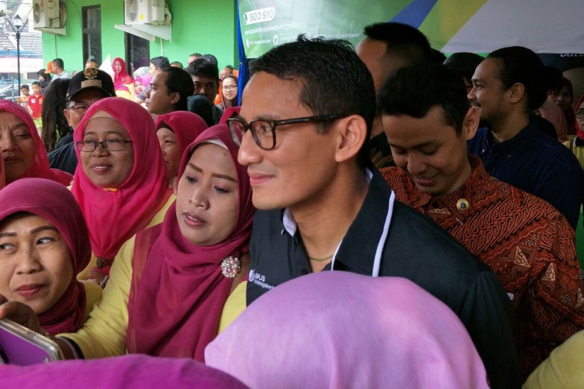 Wakil Gubernur DKI Jakarta Sandiaga Uno bersama warga Cipete Utara di RPTRA Taman Sawo, Minggu (28/1/2018). 