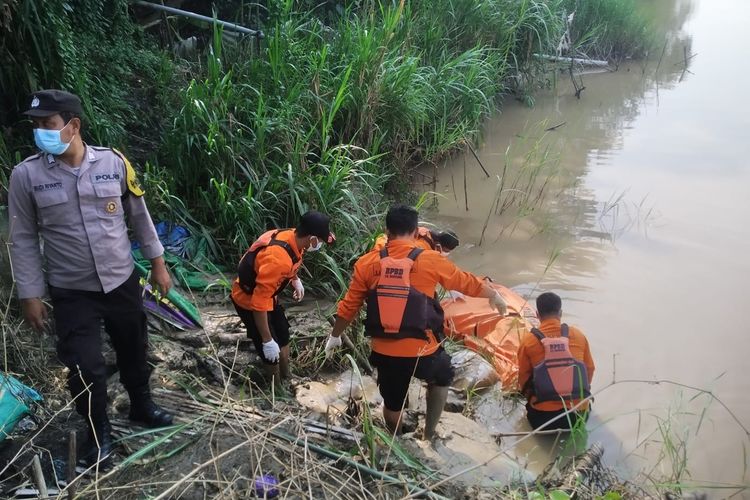 Petugas SAR dari BPBD Bojonegoro mengevakuasi mayat pria tanpa identitas yang ditemukan mengapung di Sungai Bengawan Solo, di Desa Pilangsari, Kecamatan Kalitidu, Bojonegoro, Jawa Timur, Minggu (26/3/2023).