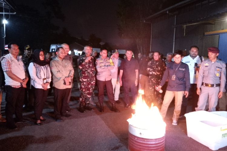 Pj Gubernur Jabar, Bey Machmudin bersama Forkopimda melaksanakan pemusnahan surat suara rusak dan berlebih di Gudang Logistik KPU Kota Cimahi, Selasa (13/2/2024).