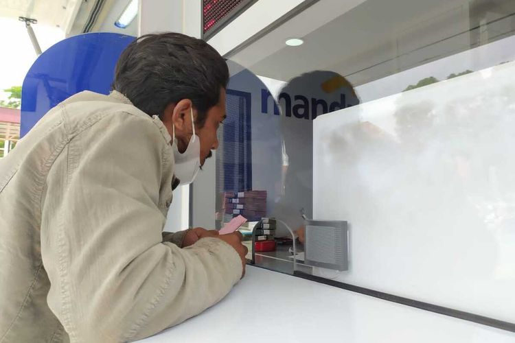 Foto: Warga menukar uang pecahan kertas baru di salah satu mobil kas keliling di komplek Gedung TIK Dinas Pariwisata dekat tugu Becak di Jalan Merdeka, Kota Pematangsiantar, provinsi Sumut, Senin (25/6/2022)