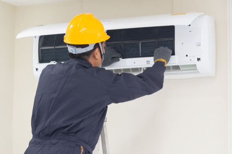 Ilustrasi AC, membersihkan AC. Apakah freon AC perlu ditambah setiap bulan?