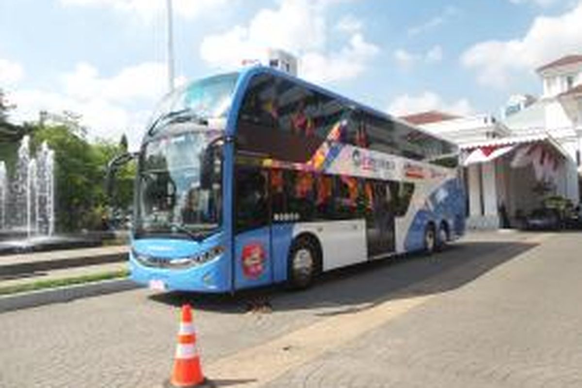 Bus tingkat sumbangan PT Sumber Alfaria Trijaya kepada Pemerintah Provinsi DKI Jakarta. Bus tingkat merek Mercedes Benz ini rencananya akan digunakan untuk kegiatan pariwisata. Gambar diambil di Balai Kota DKI Jakarta, Jumat (26/6/2015) 
