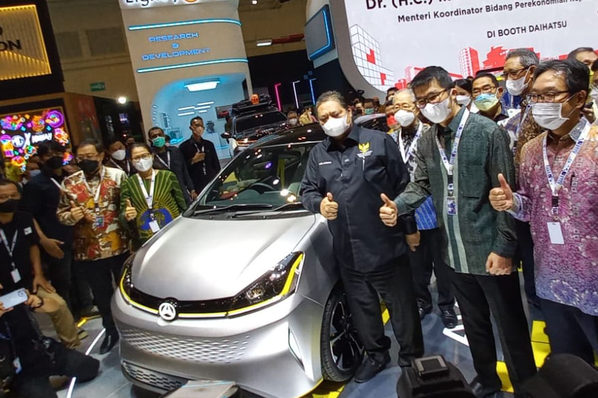 Menko Perekonomian Airlangga Hartarto berpose dengan Daihatsu Ayla EV di GIIAS 2022