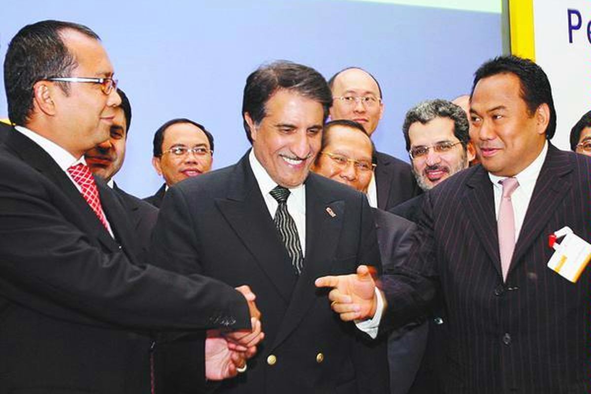 Direktur Utama Indosat Jhonny Swandi Sjam (kiri) memberi selamat kepada Komisaris Utama Indosat yang baru, Syekh Abdullah Bin Muhammed (tengah), dan Komisaris Rachmat Gobel (kanan) seusai rapat umum pemegang saham luar biasa di Gedung Indosat, Jakarta, Senin (25/8).  