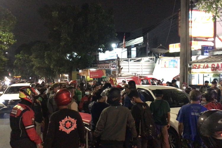 Lalu lintas di Jalan Duren Tiga Raya, Duren Tiga, Pancoran, Jakarta Selatan macet total pada Jumat (3/9/2021) malam.  Kemacetan terjadi lantaran adanya seorang pengendara mobil meninggal dunia saat mengendarai mobil.