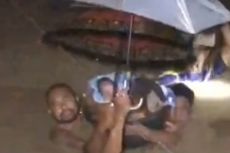 Viral Video Aksi Heroik Kades di Sumedang Selamatkan Bayi dari Kepungan Banjir