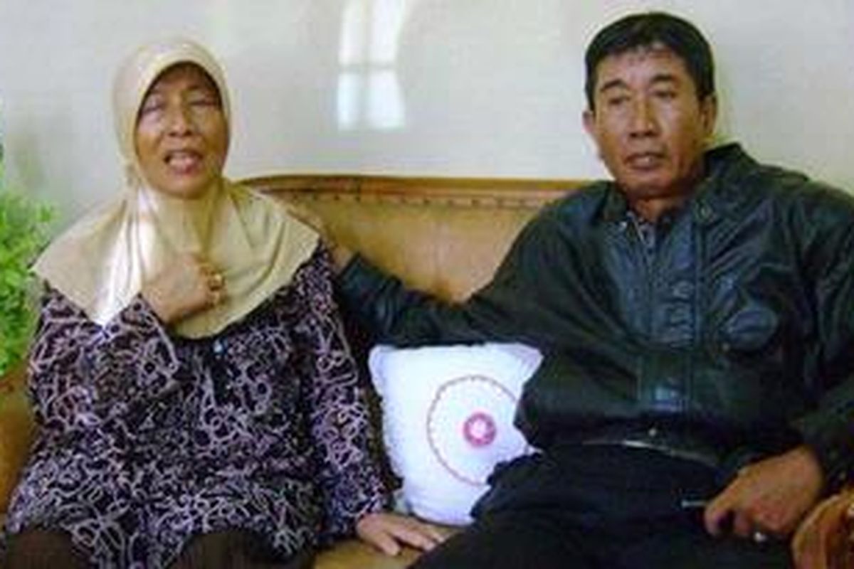 Tri Radiani, ibu kandung Raditya, kameramen Trans TV, yang menjadi korban kecelakaan pesawat Sukhoi. Kamis (10/5/2012).