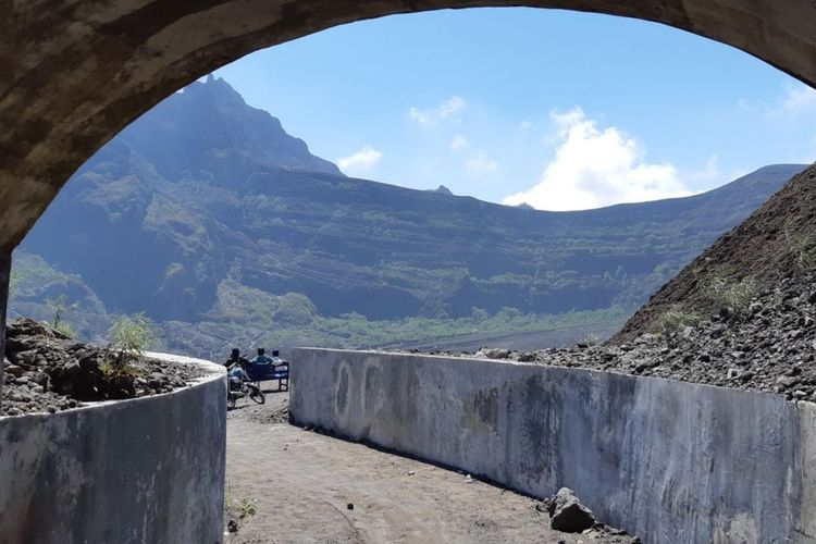 Kondisi kawah Gunung Kelud di perbatasan Kabupaten Kediri, Malang, dan Blitar, Jawa Timur, saat dilihat dari bibir Terowongan Ganesha yang ada di puncak gunung. Kawah Kelud sendiri kini terisi air setelah mengalami erupsi pada Februari 2014 lalu. 