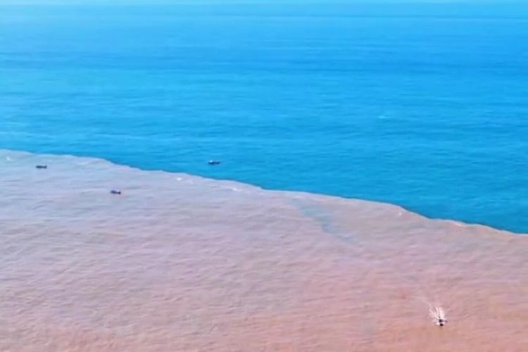 Fenomena air laut dua warna Pantai Baron, Gunungkidul, Jumat (20/2/2026). Pemungutan retribusi non-tunai (cashless) 100 persen diterapkan di Pantai Baron, Gunungkidul, Yogyakarta. Bagaimana kesiapannya?