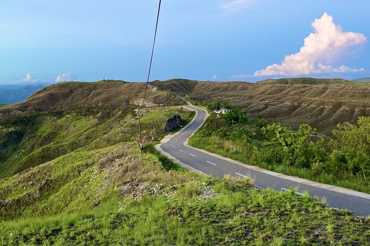 Lanskap Bukit Tanarara pagi hari, di Sumba Timur, Nusa Tenggara Timur, Rabu (26/11/2025). 