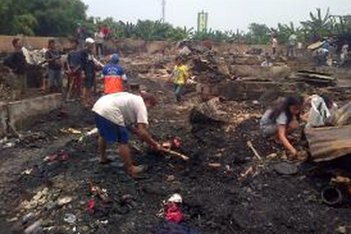 Ratusan korban kebakaran, warga kampung Bojong Kavling RT 16 RW 04 Rawa Buaya, mengais harta benda di tumpukan sisa kebakaran, Rabu (25/2/2015)