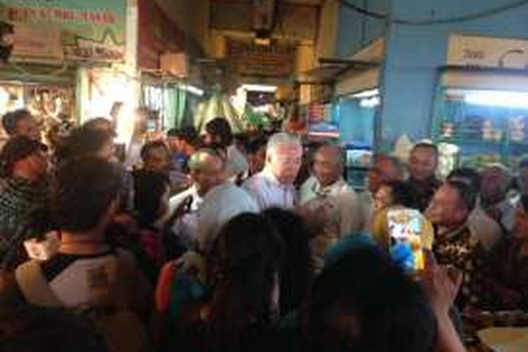 Menteri Perdagangan Enggartiasto melakukan kunjungan kerja ke Pasar Rawamangun, Jakarta (12/1/2017)