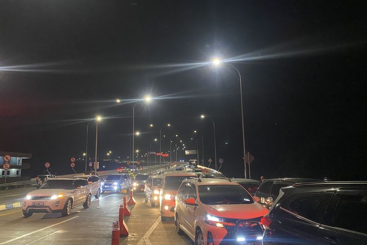 Kendaraan mengular dari Exit Tol Bocimi GT Parungkuda pada Rabu (2/4/2025) malam, menuju arah Sukabumi.