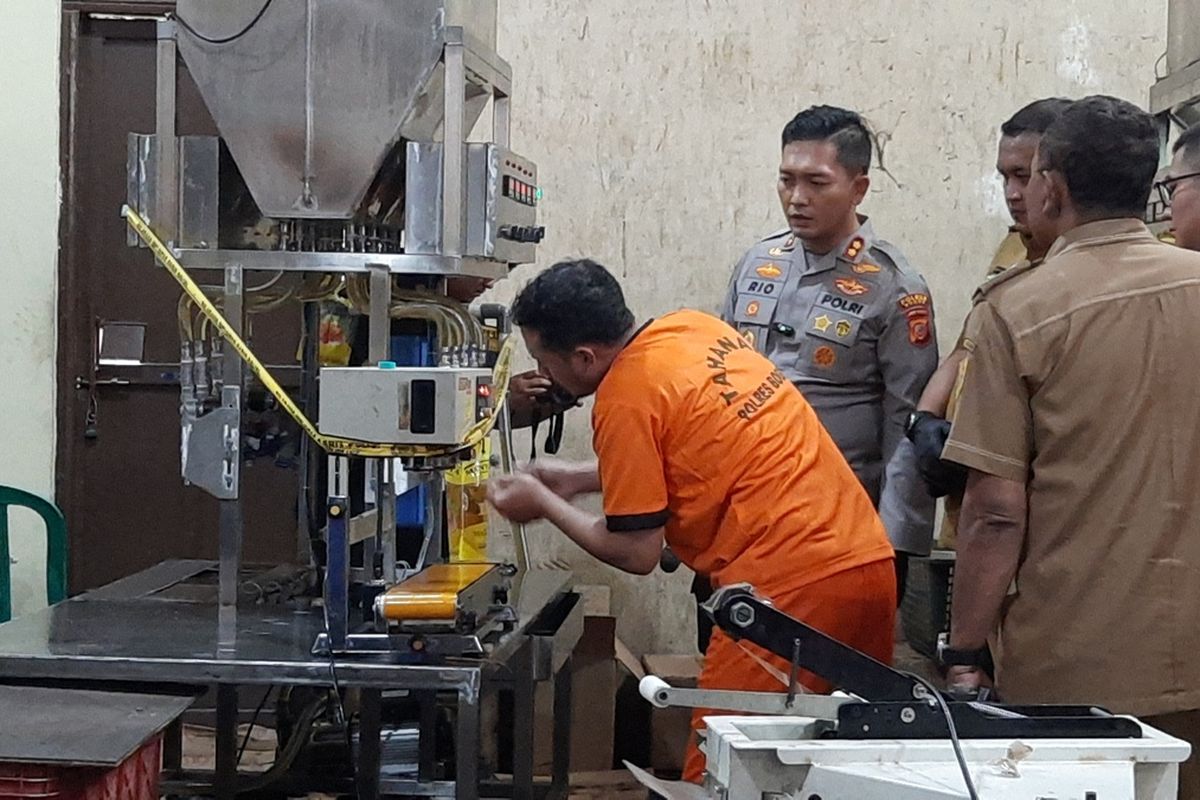 Polisi menggeledah sebuah pabrik rumahan minyak goreng curah ilegal di Desa Cijujung, Kecamatan Sukaraja, Kabupaten Bogor, Jawa Barat, Senin (10/3/2025). Dalam penggeledahan itu, polisi menemukan 400 dus berisi 4.800 bungkus atau liter minyak goreng yang dikemas ulang dengan merek Minyakita.
