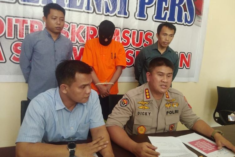 Kabid Humas Polda Sulsel Kombes Pol Dicky Soendani saat konferensi pers terkait kasus ujaran kebencian di Mapolda Sulsel, Kamis (3/10/2019).