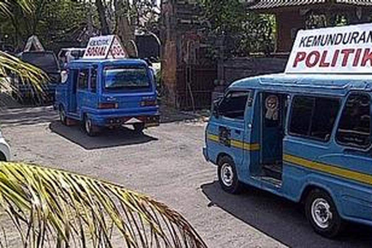 Sejumlah angkot mengikuti aksi jalan mundur Partai Nasdem saat mendaftar ke KPU Provinsi Bali, Jum'at (10/08/2012). Aksi jalan mundur sebagai sindirian kondisi bangsa saat ini yang tengah mengalami kemunduran.