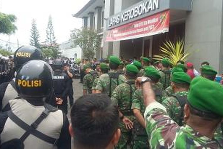 Pasukan Gabungan bersiap geedah Lapas Kerobokan, Bali, Sabtu (19/12/2015). 