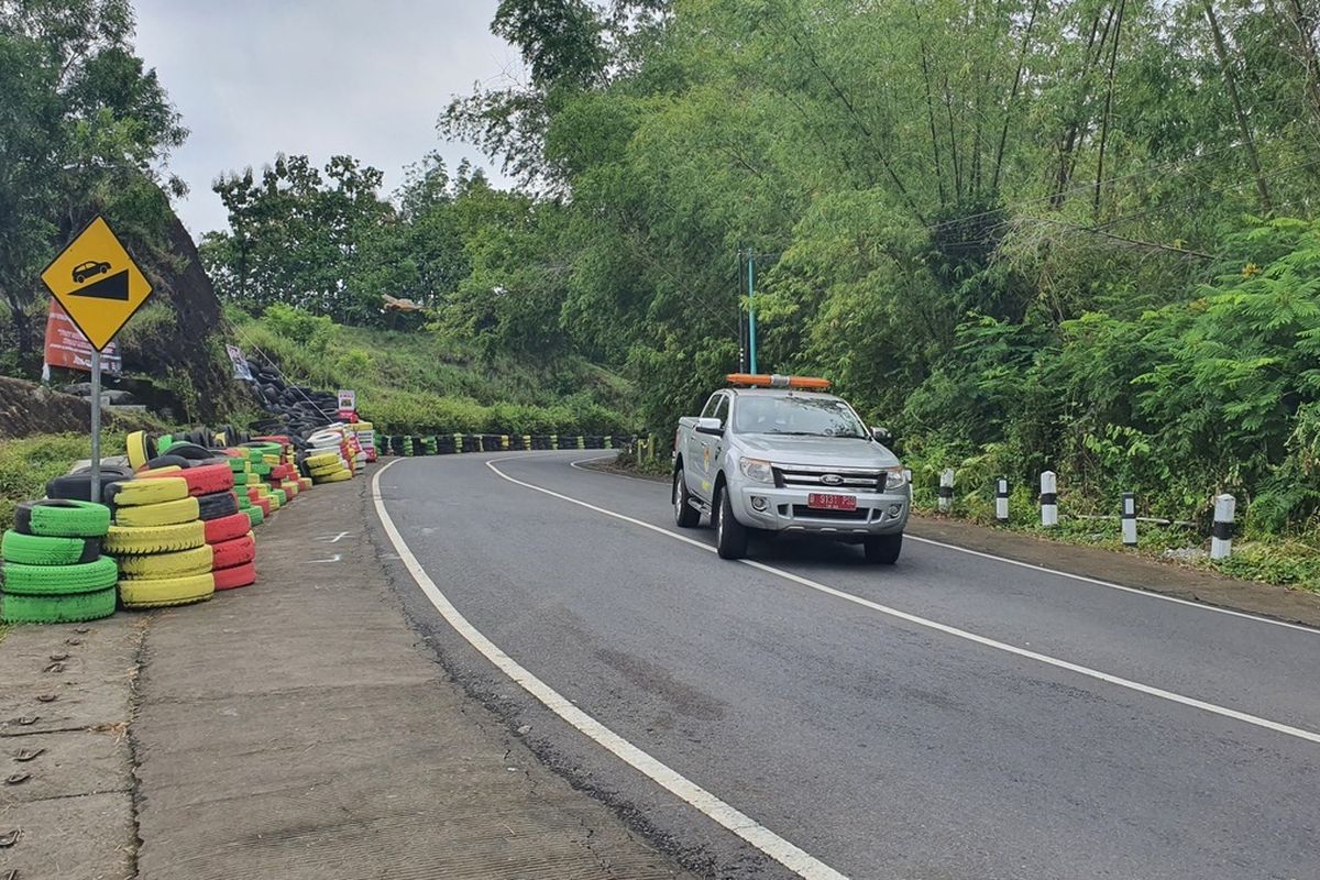 Mobil KNKT melintas di Sekitar Bukit Bego, Imogiri, Bantul Senin (14/2/2022)