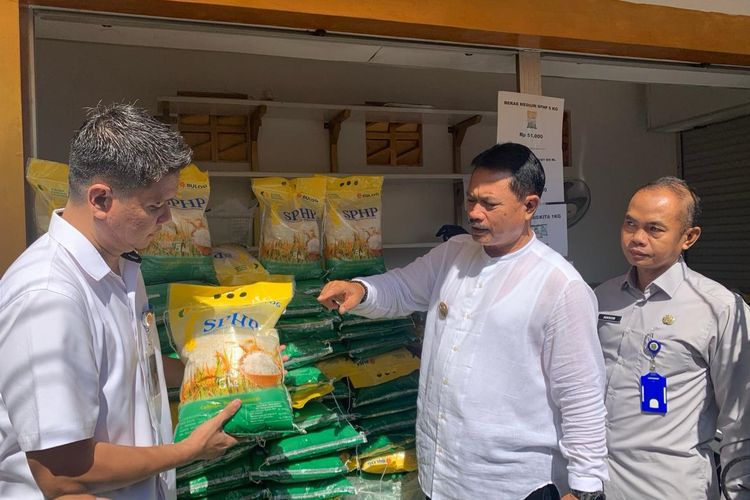BERAS MURAH—Wali Kota Madiun, Maidi menunjukkan beras murah atau beras SPHP produksi bulog yang dijual di warung tekan inflasi di Jalan Merpati Kota Madiun, Jawa Timur, Selasa (13/2/2024). Satu sak berisi lima kilogram dijual Rp 51.000. 