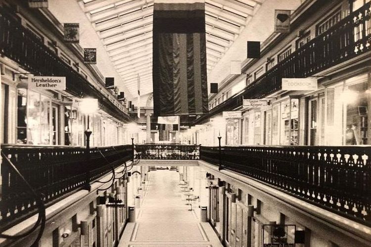 The Arcade yang berada di Amerika Serikat ini menjadi mall tertua di dunia.