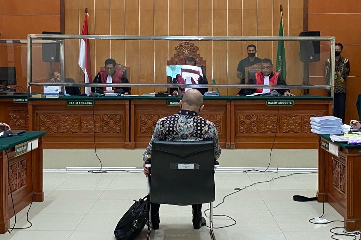 Mantan Kapolda Sumatera Barat Irjen Teddy Minahasa mengahadiri sidang pembacaan pleidoi yang digelar di PN Jakarta Barat, Kamis (12/4/2023). 