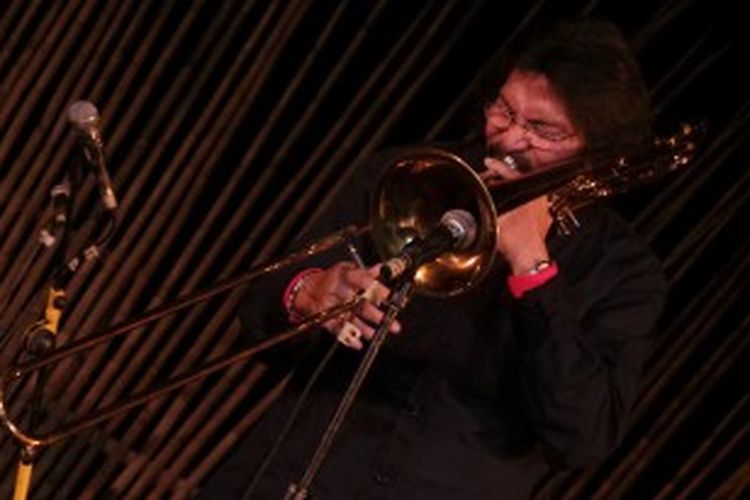 Pemain trombon kawakan Benny Likumahuwa tampil di Jazz Gunung: Indahnya Jazz, Merdunya Gunung, di Java Banana, Gunung Bromo, Probolinggo, Jawa Timur, Sabtu (22/6/2013) malam.