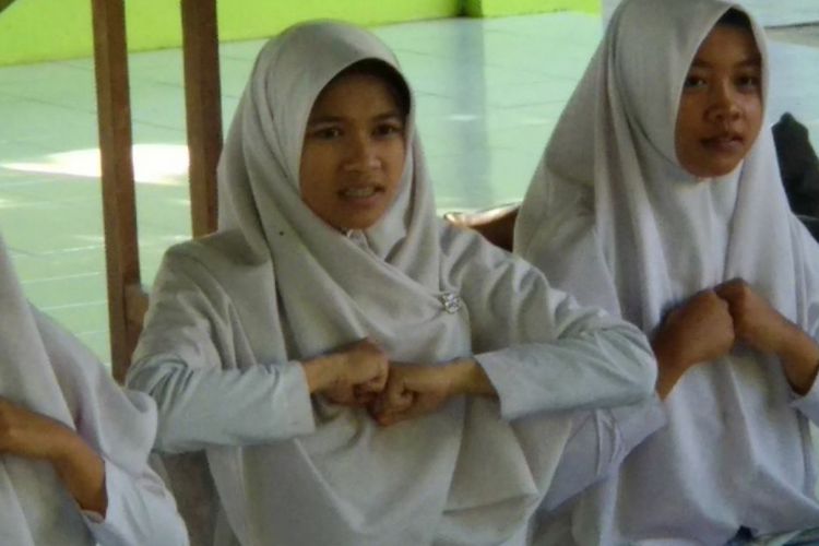 Siswi SMA Muhammadiyah Al Mujahidin Wonosari, Gunung Kidul, mengikuti kegiatan motivasi sebelum ujian.