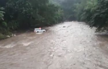 Viral Video Mobil Ambulans di NTT Nekat Seberangi Sungai Saat ...