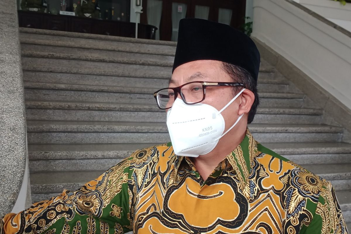 Wali Kota Malang, Sutiaji usai diwawancarai awak media di Balai Kota Malang pada Jumat (18/2/2022) sore.