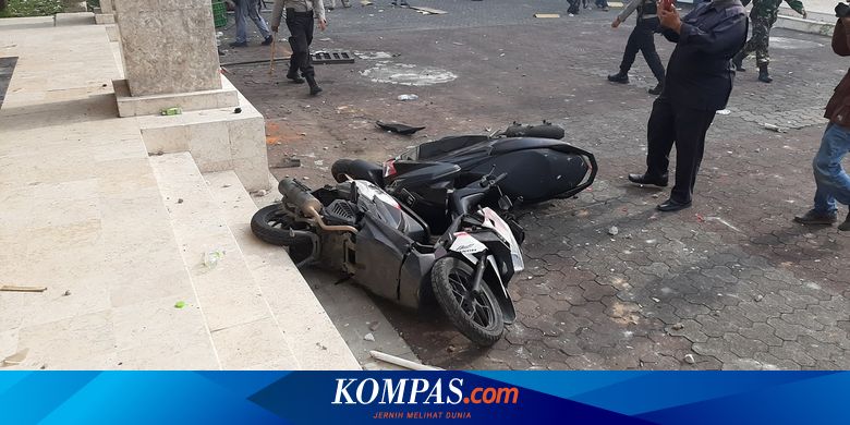 BERITA FOTO: Replika Celeng Merah dan Bentrokan di DPRD DIY