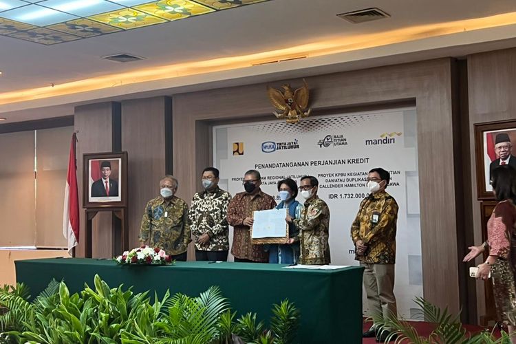 Penandatanganan perjanjian kredit dua proyek infrastruktur, Jumat (1/4/2022).