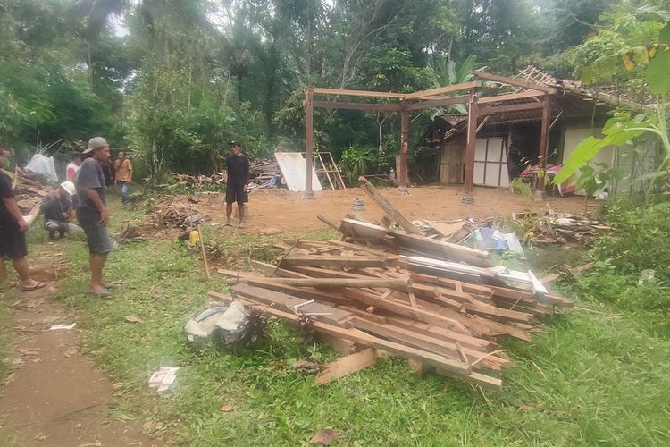 Rumah Limasan rusak berat akibat tertimpa pohon Kedawung yang patah di padukuhan Beteng, kalurahan Jatimulyo, kapanewon Girimulyo, Kabupaten Kulon Progo, Daerah Istimewa Yogyakarta, Senin (9/12/2024). Pemilik rumah sedang ke luar kota saat kejadian.