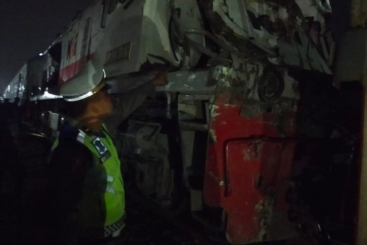 Penampakan KA Putri Deli yang hancur usai menabrak truk mogok di perlintasan kereta api di Kabupaten Serdang Bedagai, Sumatera Utara, Selasa (19/3/2024)