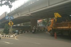 Tiang Pembatas Jalan yang Bengkok di Mampang Prapatan Sudah Diperbaiki