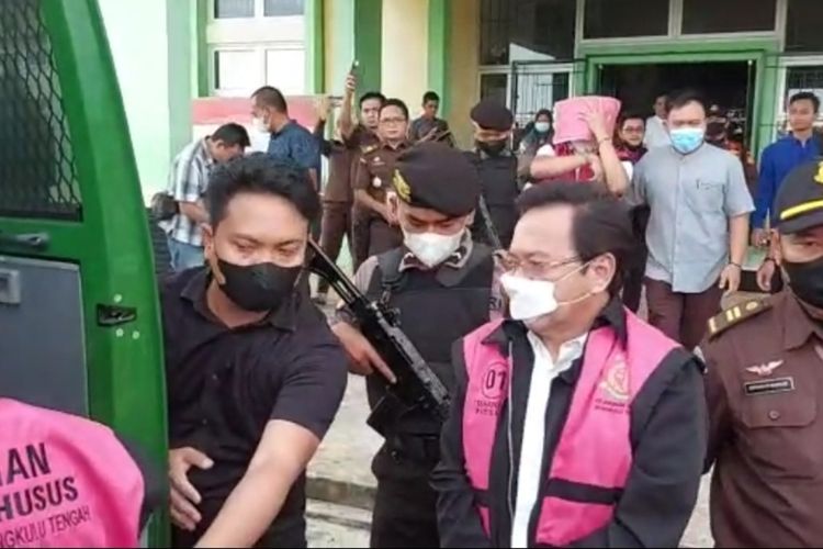 Sekda Bengkulu Tengah ditahan jaksa (rompi pink) diduga terlibat perkara korupsi