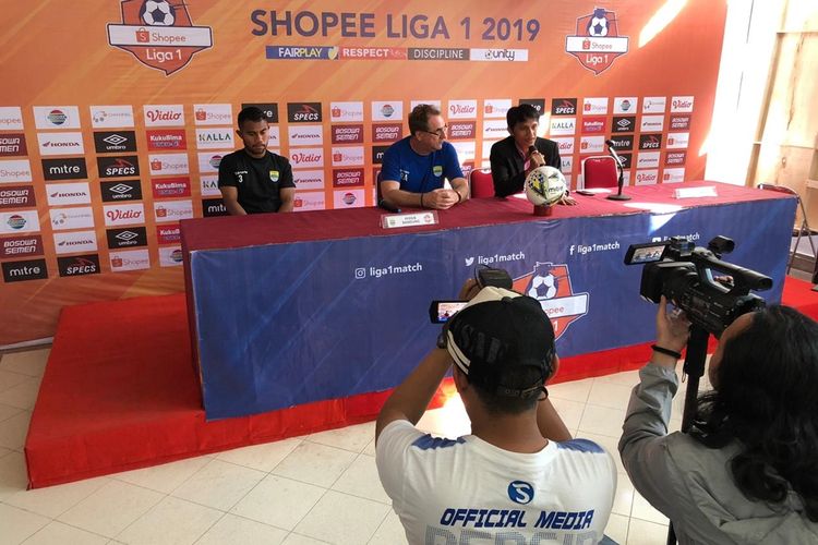 Pelatih Persib Bandung Robert Rene Alberts saat menggelar konferensi pers jekang laga lawan PSM Makassar, Sabtu (17/8/2019).