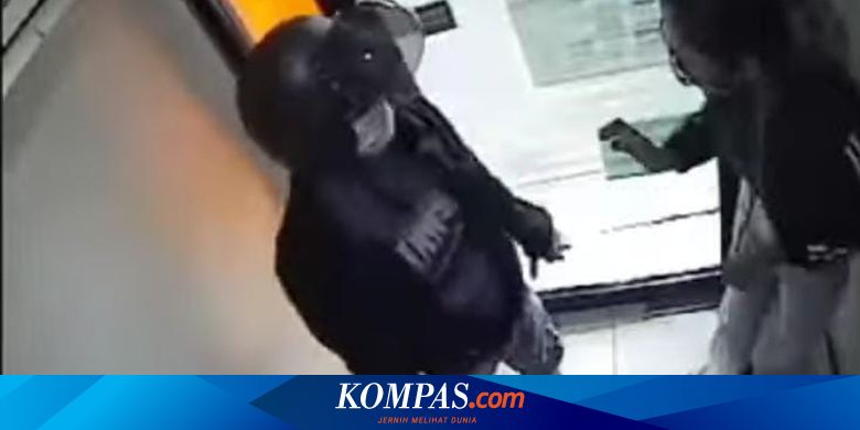 Terekam CCTV, Perampok yang Ancam Korban di Bilik ATM Ditangkap - Vimarsana News