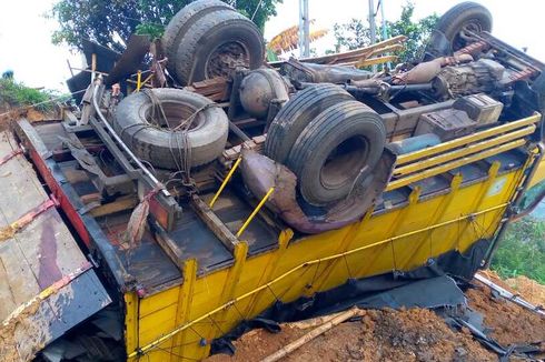 2 Truk Bermuatan Berat Terguling ke Jurang di Tasikmalaya