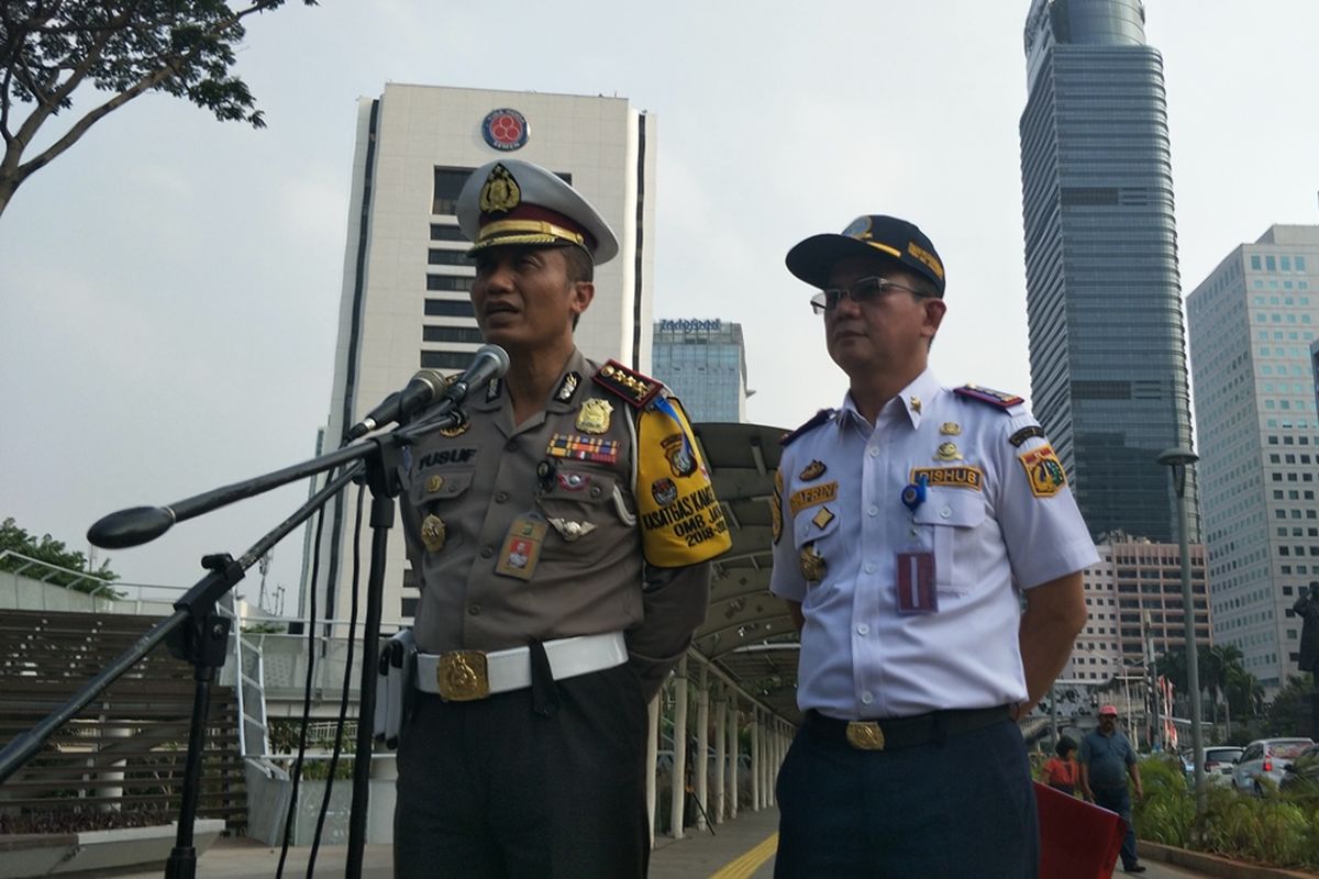 Direktur Lalu Lintas Polda Metro Jaya Kombes Yusuf dan Kepala Dinas Perhubungan DKI Jakarta Syafrin Liputo menjelaskan hasil evaluasi uji coba perluasan ganjil genap di Dukuh Atas, Jakarta Pusat, Jumat (6/9/2019).