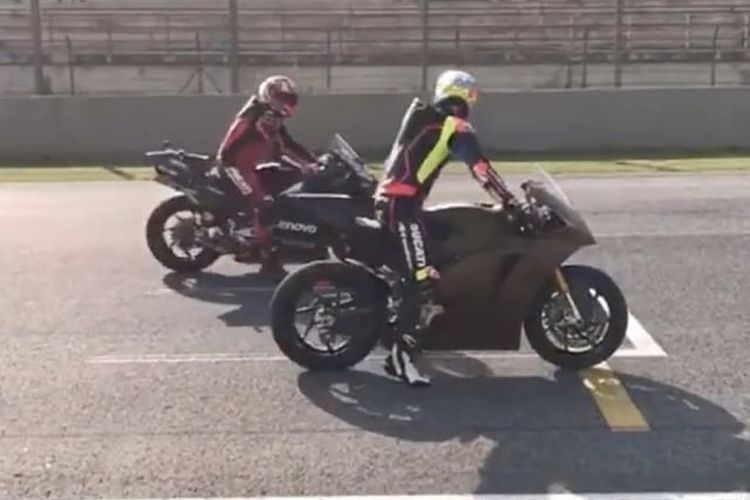 Motor Ducati MotoE V21L beradu akselerasi dengan motor MotoGP Desmosedici GP22