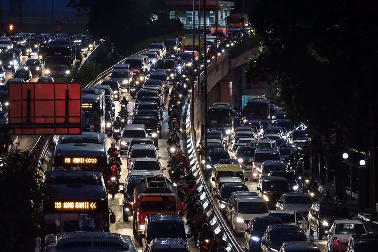 Suasana kendaraan terjebak macet di Jl. Gatot Subroto dan Tol Cawang-Grogol di Jakarta Selatan, Senin (8/6/2020). Pada hari pertama  orang masuk kantoran dan penerapan Pembatasan Sosial Berskala Besar (PSBB) transisi, lalu lintas di sejumlah jalan di DKI Jakarta terpantau padat hingga terjadi kemacetan.