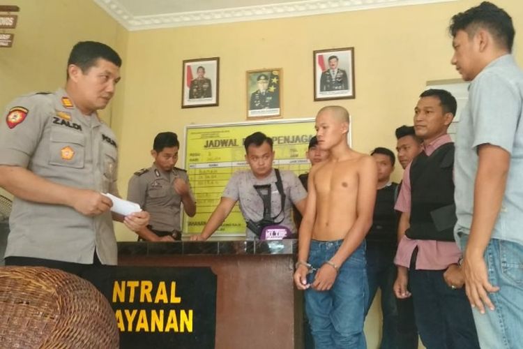 Pelaku penganiayaan terhadap anggota polri Ruwa bin Romli digelandang ke Mapolsek Pemulutan usai ditangkap personel Tim Crocodile Polsek Pemulutan