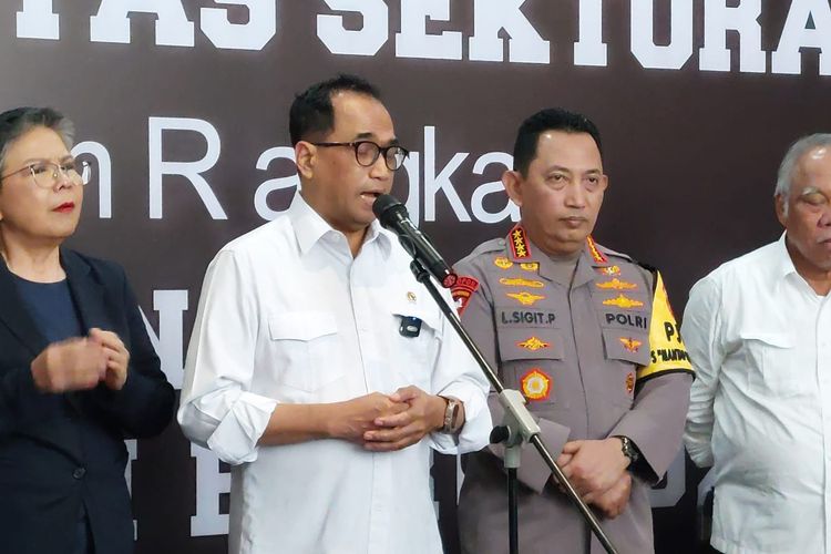 Menteri Perhubungan (Menhub) Budi Karya Sumadi bersama di Hotel Bidakara, Jakarta, Kamis (7/12/2023).