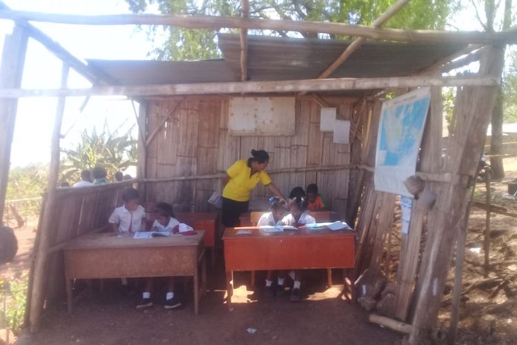 Foto : Maria Marseli (27), salah seorang guru honorer di sekolah dasar negeri (SDN) Kepiketik, Desa Persiapan Mahe Kalen, Kecamatan Waigete, Kabupaten Sikka, Flores, NTT, Jumat (8/11/2019).