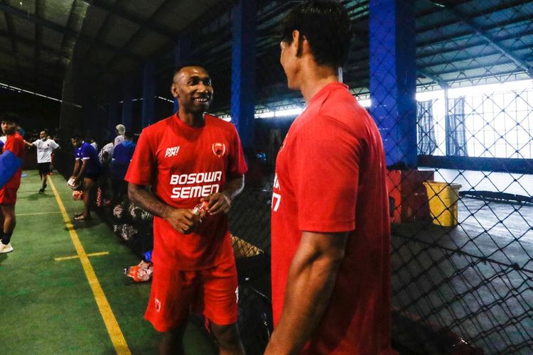 Patrich Wanggai berlatih perdana bersama dengan PSM Makassar di Lapangan Bosowa Sport Center, Makassar, Rabu (10/3/2021).
