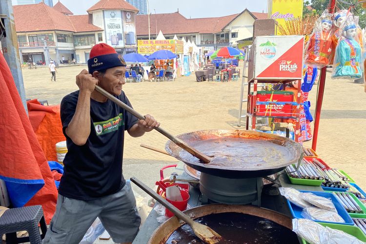 Dodol Betawi Dimasak di Kuali Besar, Jadi Magnet Pengunjung Jakarta Fair 2026