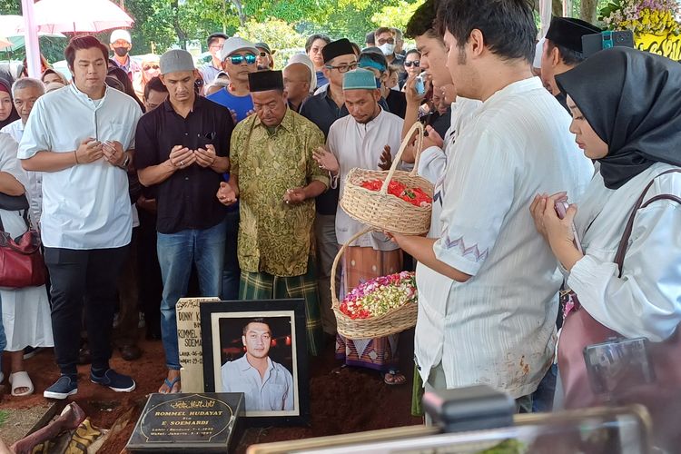 Pemakaman artis peran Donny Kesuma di TPU Tanah Kusir, Jakarta Selatan, Rabu (20/3/2024) dihadiri keluarga dan kerabat.