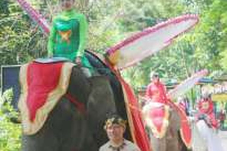 Parade satwa yang diikuti oleh gajah, unta dan kuda poni serta Tarian Reog Ponorogo di Taman Safari Indonesia (TSI) II Prigen, Kabupaten Pasuruan, Jawa Timur, Jumat (8/7/2016) (Foto: TSI II Prigen)